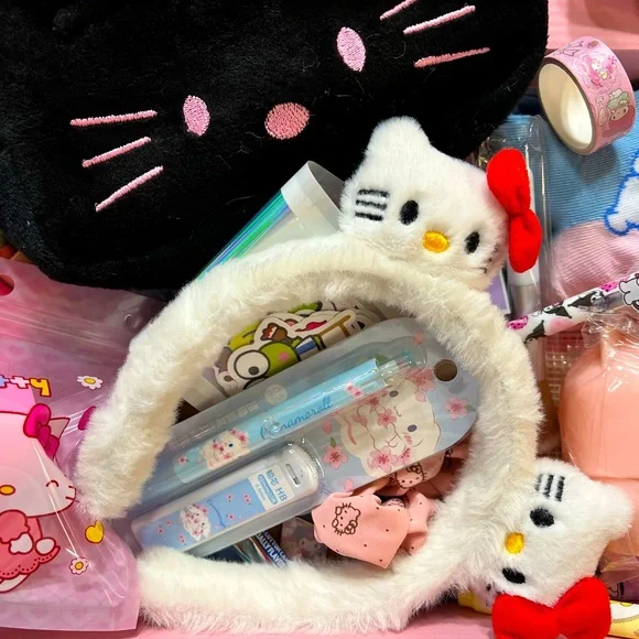 Hello Kitty Sanrio Mystery Box 40+ NEW makeup, pens, bag, notebook, hair acccs - Picture 3 of 6